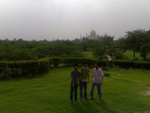 Raju, Verma, and Sid..with the Taj in the background